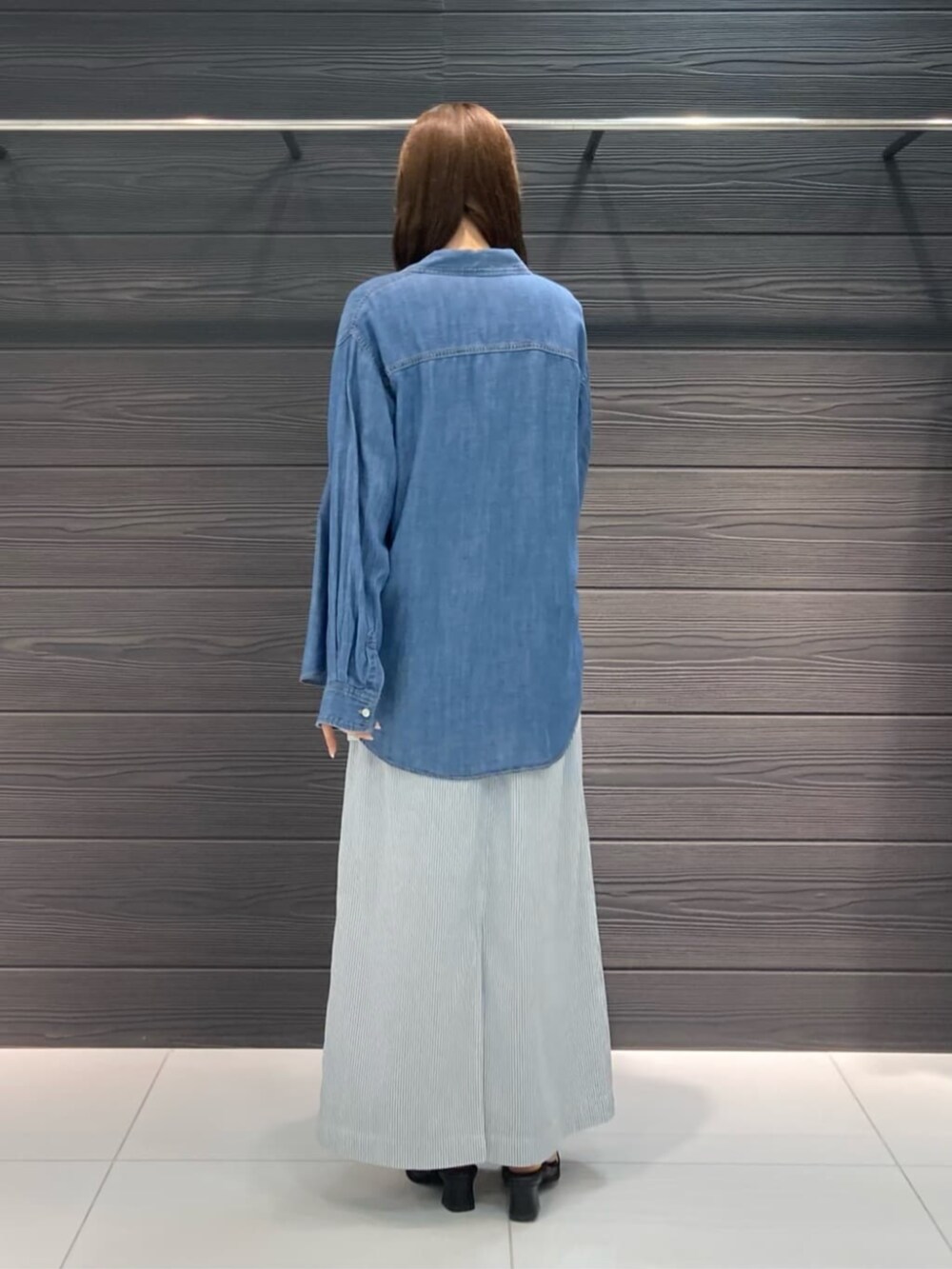 ホワイト系のTシャツ/カットソー、ブラック系のサンダル、ホワイト系のスカートを着用したレディースの春コーディネートの6枚目の写真