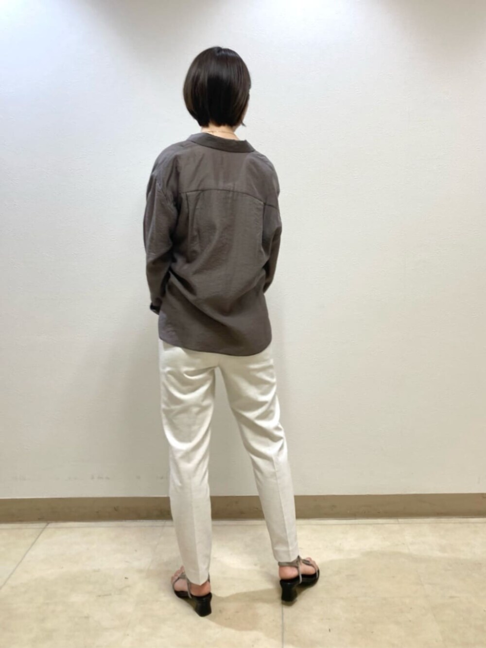 ブラウン系のシャツ/ブラウス、ホワイト系のその他パンツを着用したレディースの春コーディネートの4枚目の写真