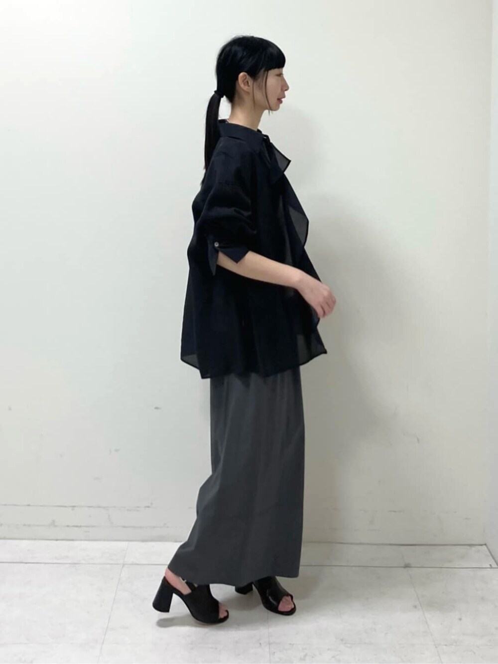 ブラック系のシャツ/ブラウス、ブラック系のサンダル、ホワイト系のタンクトップを着用したレディースの春コーディネートの3枚目の写真