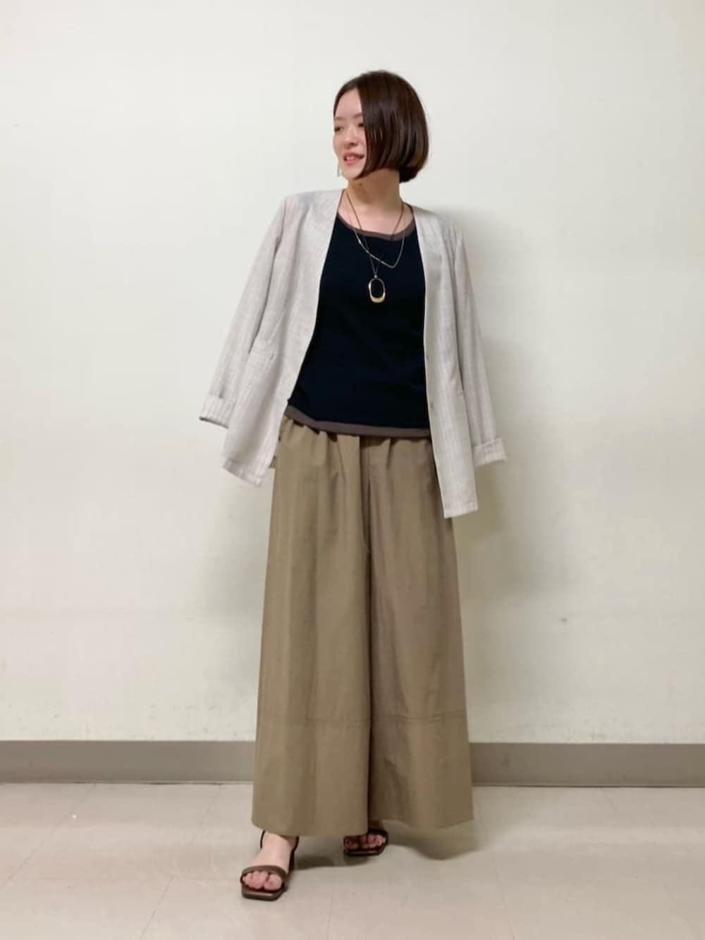 「コムサ、K.Tキヨコタカセ、パンツスタイル、パンツコーデ、ジャケット、オフィスカジュアル、オフィススタイル、きれいめカジュアル、旅行コーデ、旅行、夏コーデ、夏、ジャケットスタイル」｜「K.T KIYOKO TAKASEのコットンタイプライター ギャザーワイドパンツ（その他パンツ、イエロー系）」を使った、COMME CA OFFICIALさん（レディース・160cm）の夏コーディネートの2枚目の写真