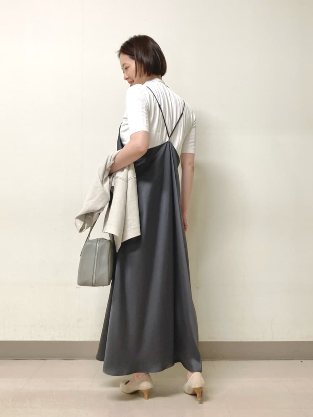 ホワイト系のニット/セーター、グレー系のテーラードジャケット、グレー系のワンピースを着用したレディースの春コーディネートの7枚目の写真