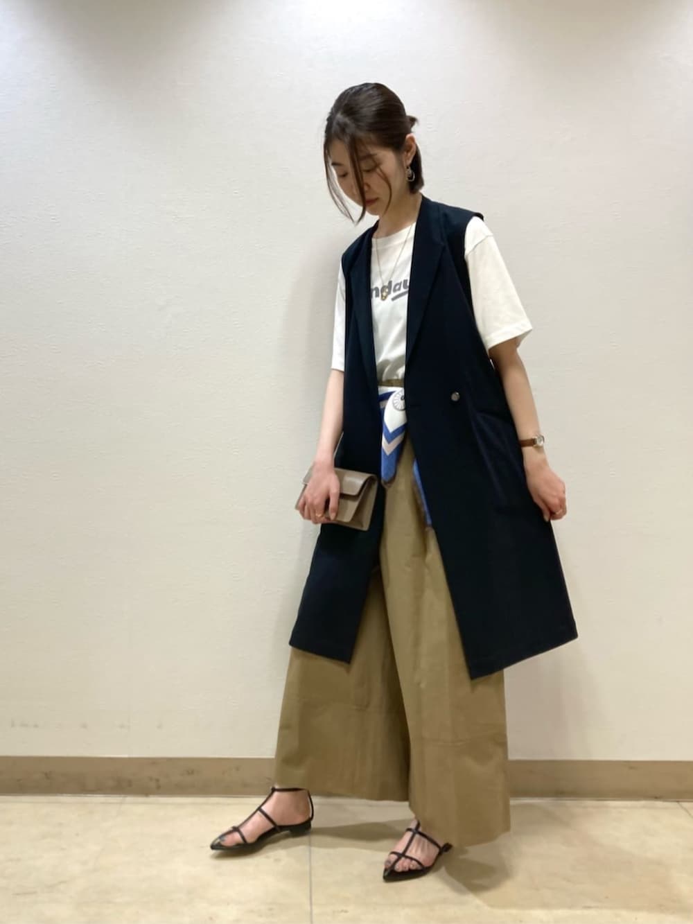 グリーン系のその他パンツ、ブルー系のベスト、ホワイト系のTシャツ/カットソーを着用したレディースの夏コーディネートの3枚目の写真