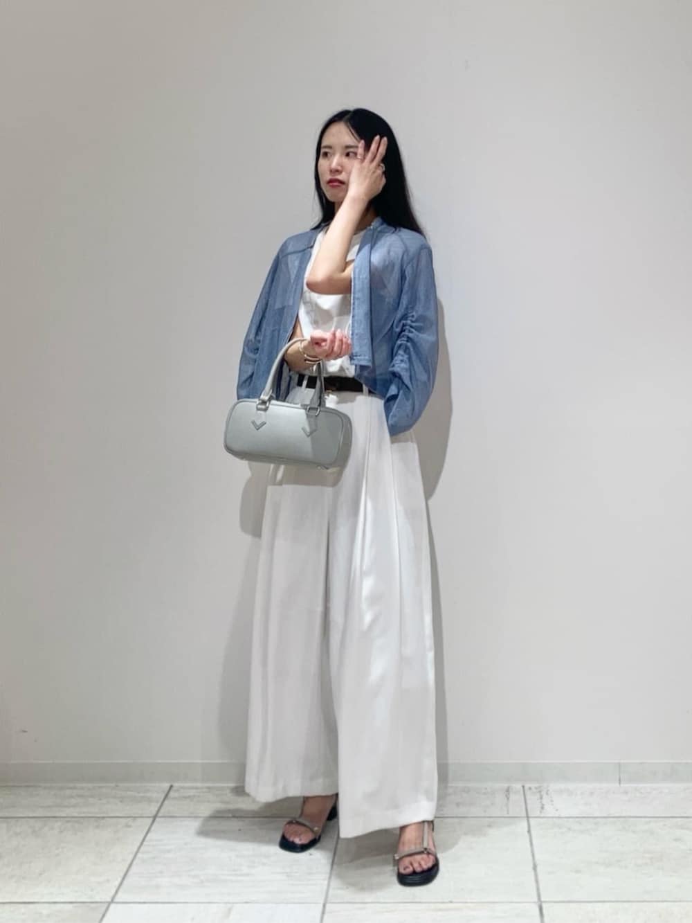 ホワイト系のTシャツ/カットソー、ブルー系のブルゾン、グレー系のサンダルを着用したメンズの夏コーディネートの3枚目の写真