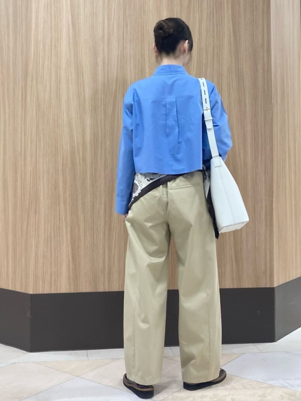 ブルー系のシャツ/ブラウス、グレー系のチノパンツ、ブラウン系のストール/ショールを着用したレディースの夏コーディネートの5枚目の写真