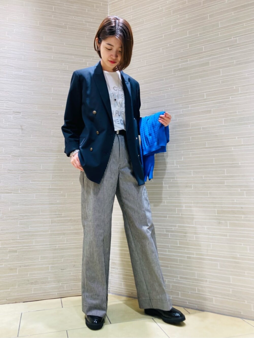 ブラック系のその他シューズ、ブルー系のテーラードジャケット、ブラック系のその他パンツを着用したレディースの秋コーディネートの3枚目の写真