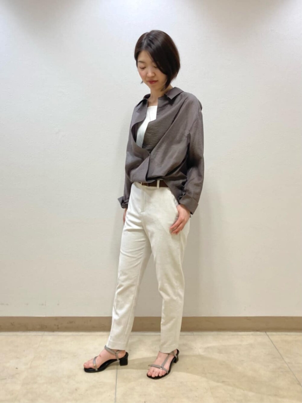 ブラウン系のシャツ/ブラウス、ホワイト系のその他パンツを着用したレディースの春コーディネートの2枚目の写真