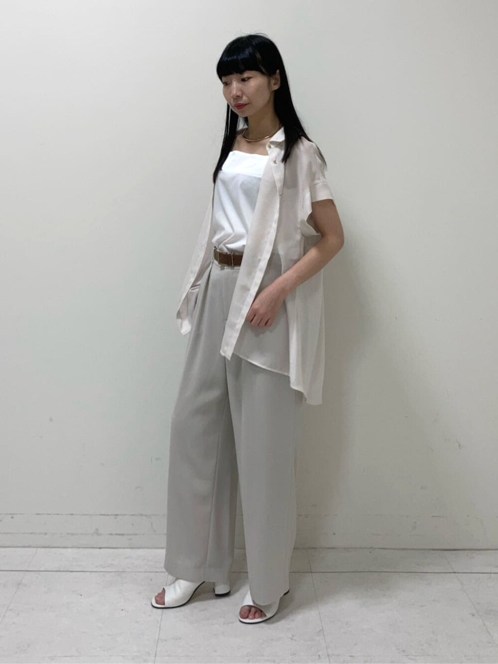 ホワイト系のキャミソール、ホワイト系のサンダル、ホワイト系のシャツ/ブラウスを着用したレディースの夏コーディネートの2枚目の写真