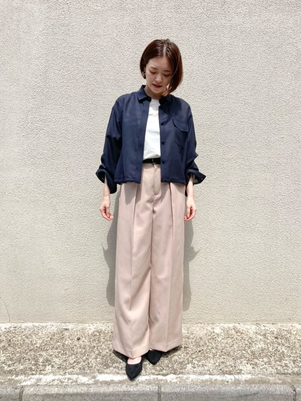 ブルー系のその他アウター、イエロー系のその他パンツ、ホワイト系のTシャツ/カットソーを着用したレディースの秋コーディネートの3枚目の写真