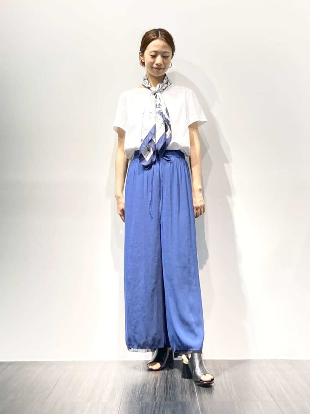 ブラック系のサンダル、ホワイト系のTシャツ/カットソー、ブルー系のその他パンツを着用したレディースの夏コーディネートの3枚目の写真