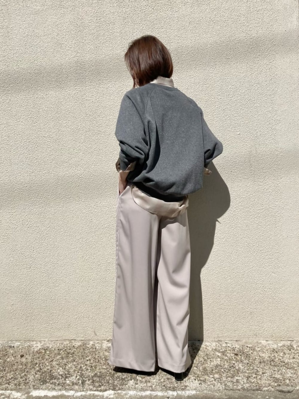 ブラック系のダウンジャケット/コート、ベージュ系のその他パンツ、グレー系のTシャツ/カットソーを着用したレディースの冬コーディネートの10枚目の写真