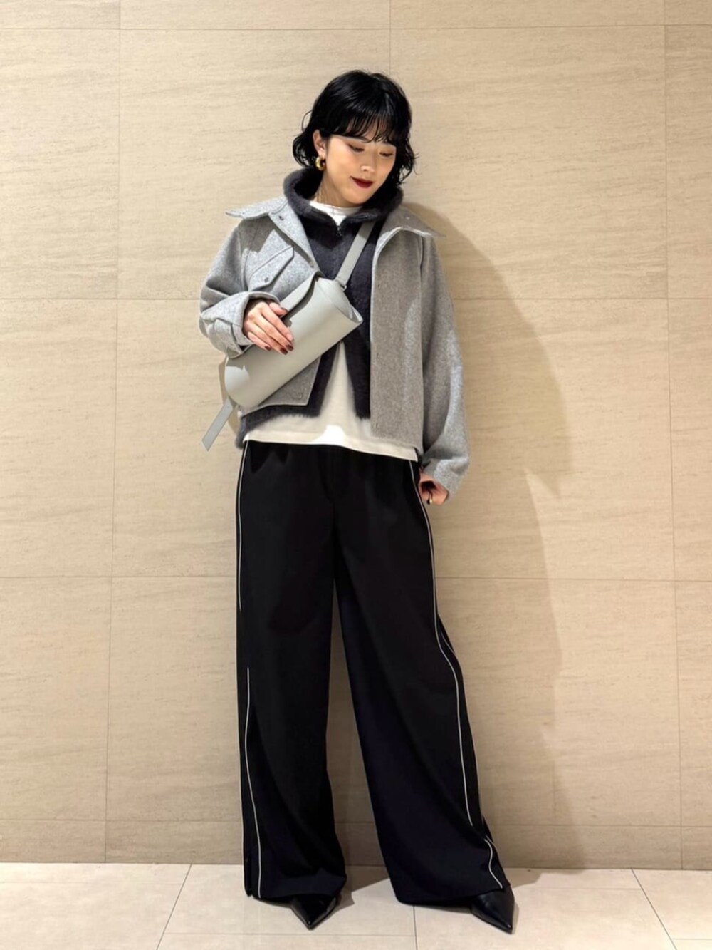 ブラック系のその他パンツ、グレー系のショルダーバッグ、グレー系のブルゾンを着用したレディースの秋コーディネートの2枚目の写真