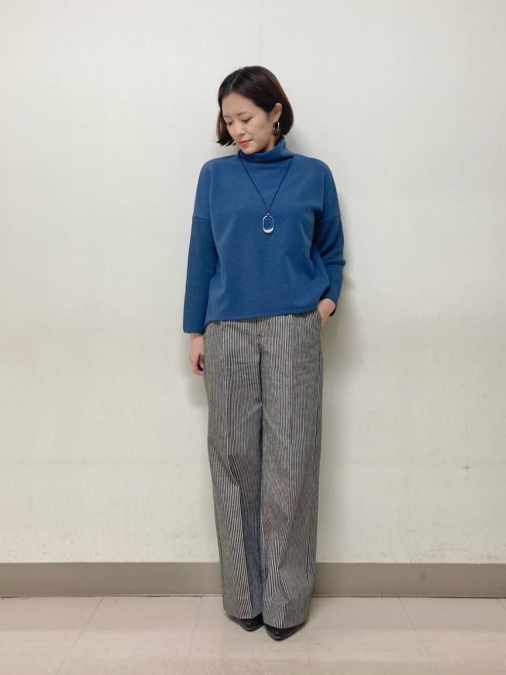 ブルー系のデニムジャケット、ブルー系のTシャツ/カットソーを着用したレディースの冬コーディネートの7枚目の写真