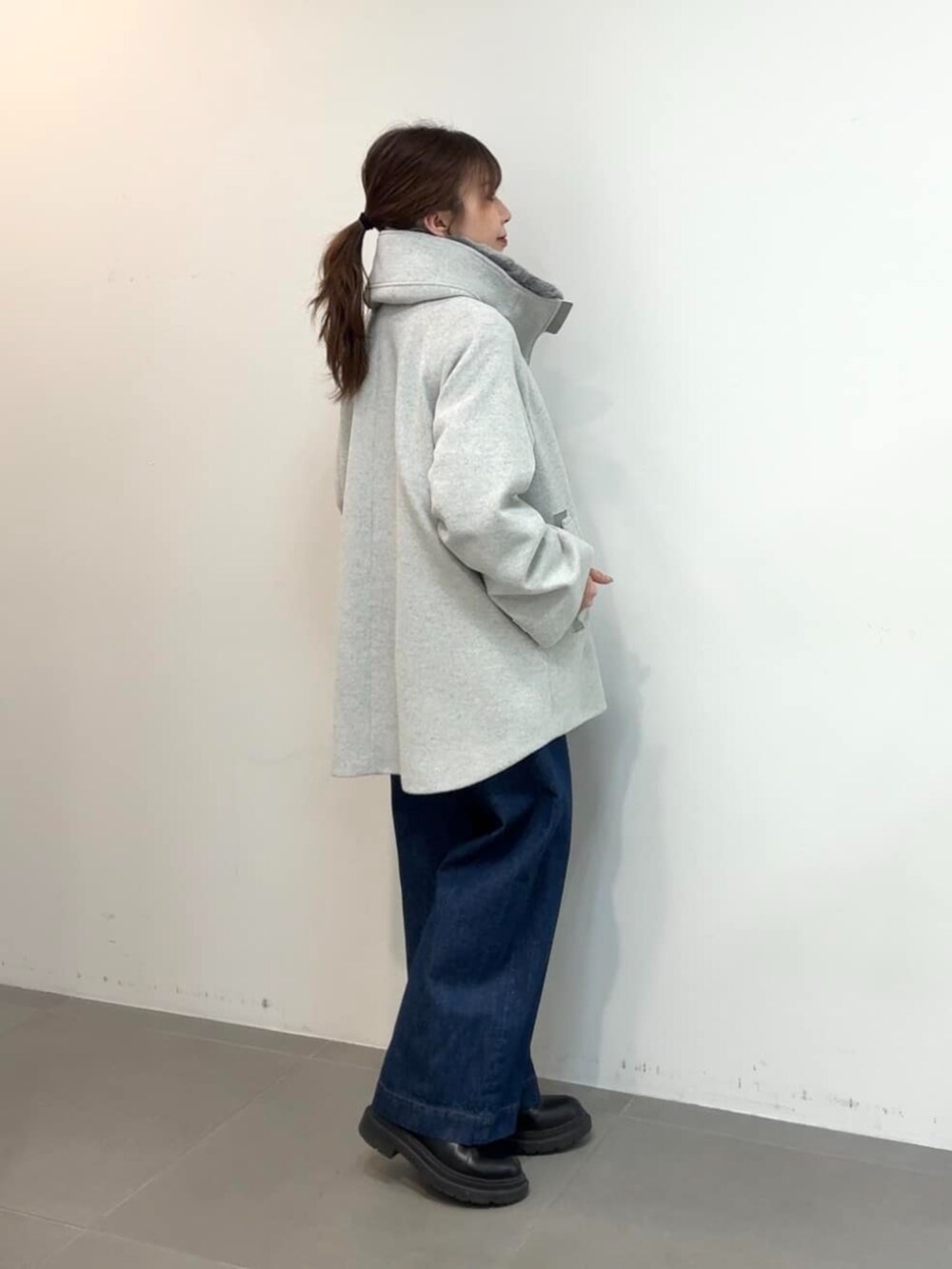 グレー系のその他アウター、ブルー系のデニムパンツを着用したレディースの冬コーディネートの4枚目の写真