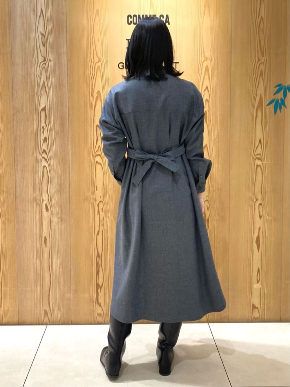 グレー系のその他アウター、グレー系のワンピースを着用したレディースの冬コーディネートの6枚目の写真