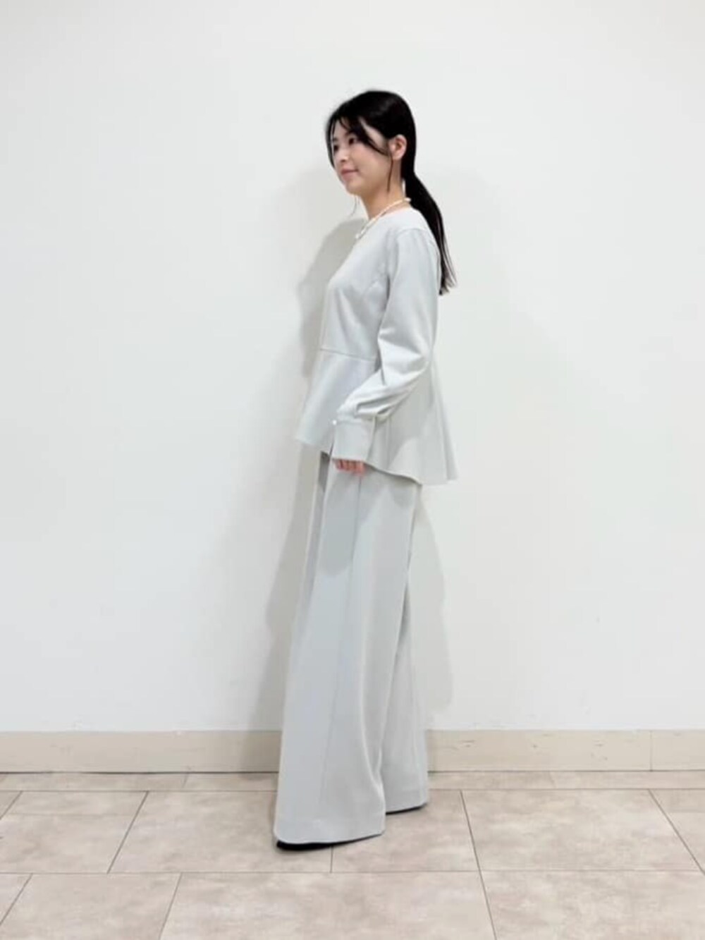 グレー系のTシャツ/カットソー、グレー系のその他パンツ、ホワイト系のネックレスを着用したレディースの春コーディネートの2枚目の写真