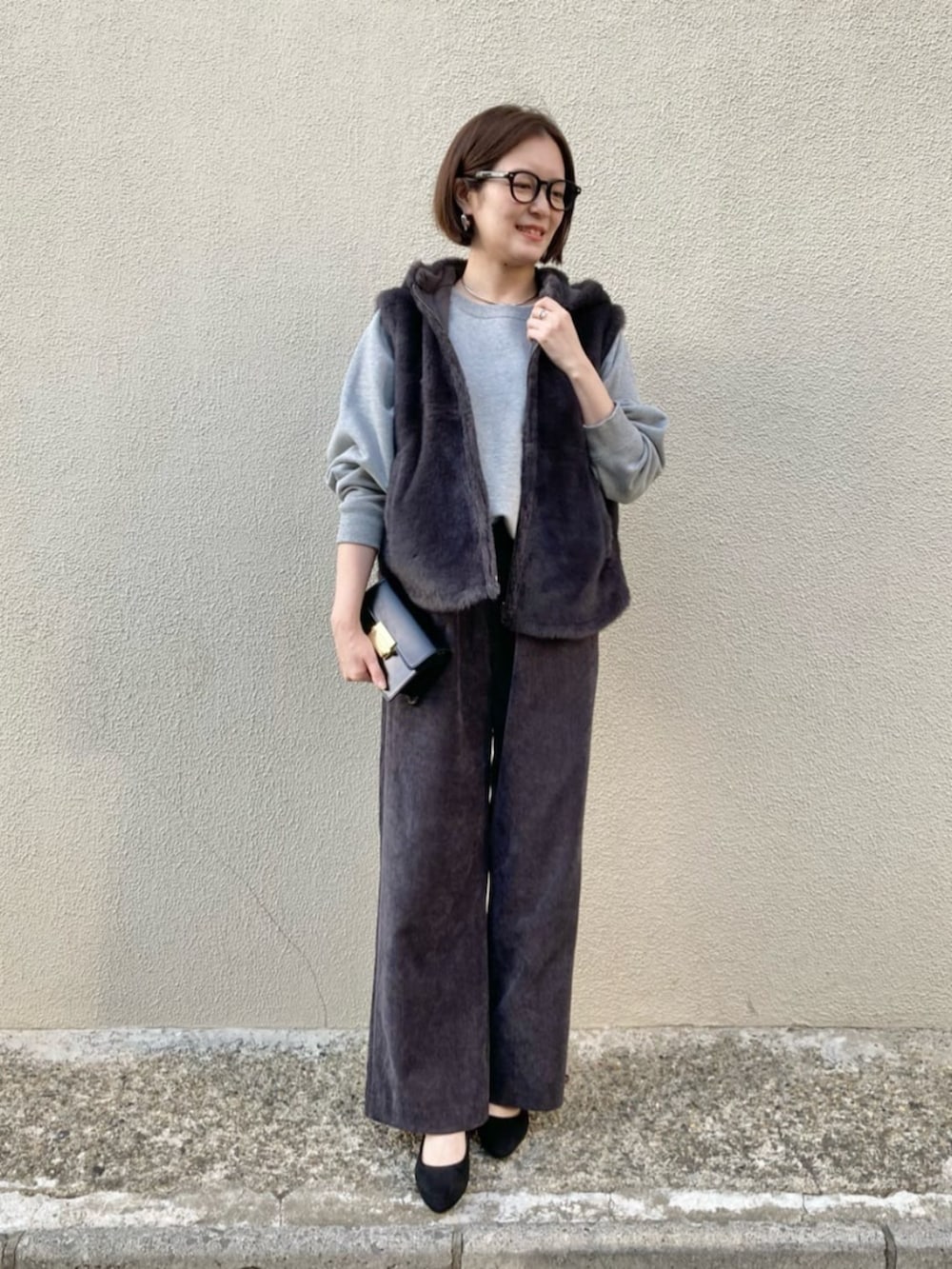 グレー系のベスト、グレー系のTシャツ/カットソー、グレー系のその他パンツを着用したレディースの秋コーディネートの2枚目の写真