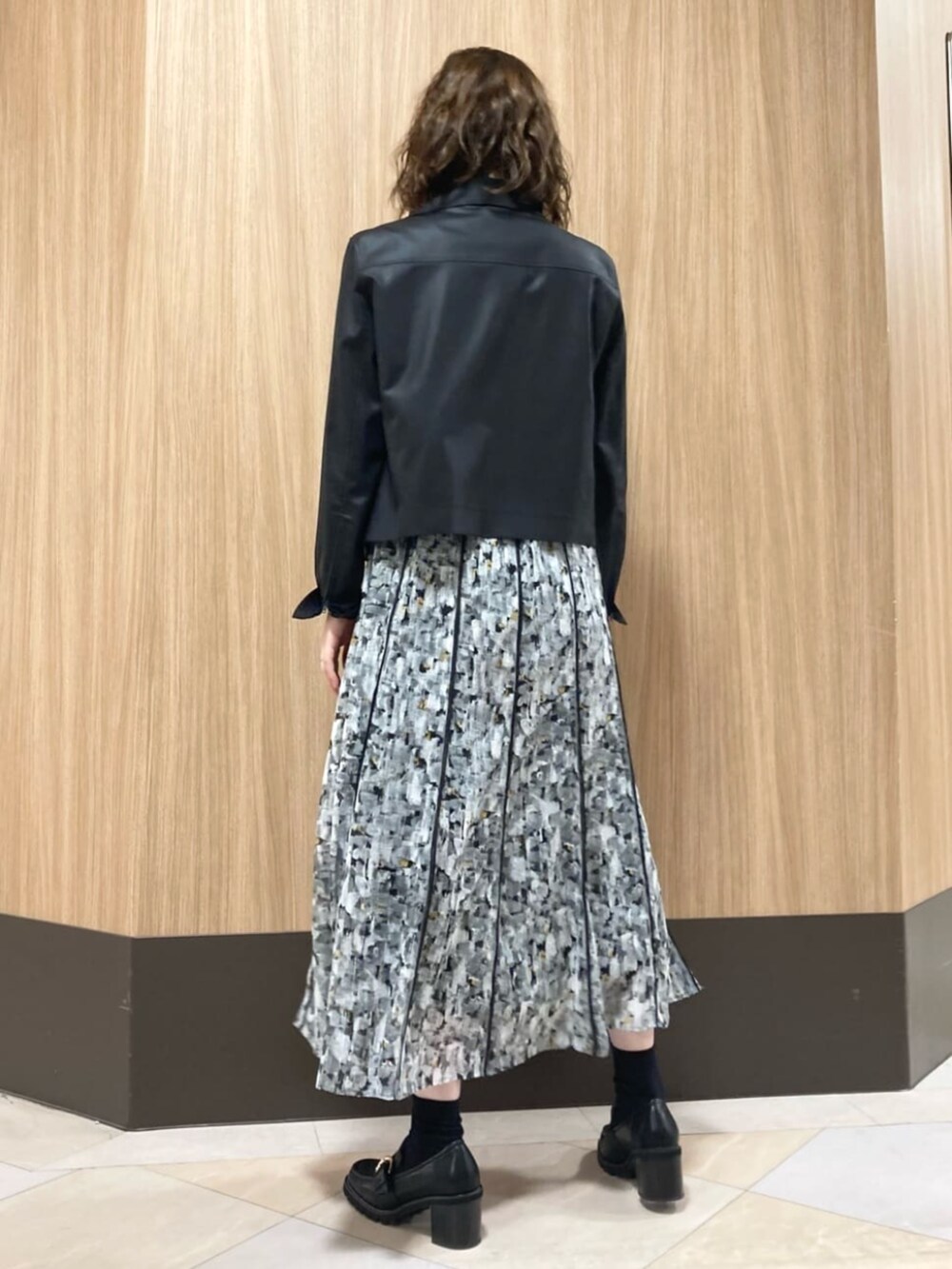 ブラック系のライダースジャケット、ブラック系のシャツ/ブラウス、ブラック系のスカートを着用したレディースの春コーディネートの3枚目の写真