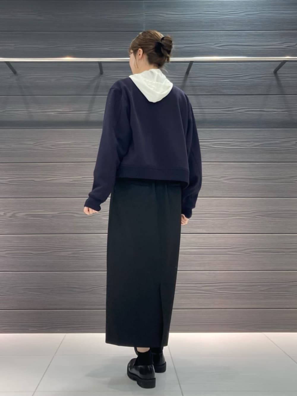 ブラック系のその他シューズ、ブラック系のスカート、ブルー系のブルゾンを着用したレディースの冬コーディネートの4枚目の写真