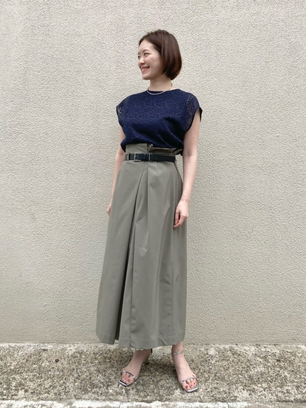 ブルー系のシャツ/ブラウス、その他のスカート、ブラック系のベルトを着用したレディースの夏コーディネートの3枚目の写真