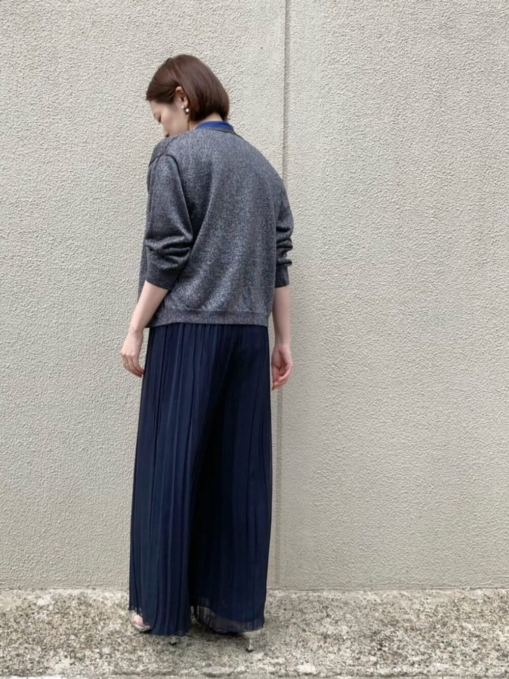 グレー系のカーディガン/ボレロ、ブルー系のシャツ/ブラウス、ブルー系のその他パンツを着用したレディースの夏コーディネートの5枚目の写真