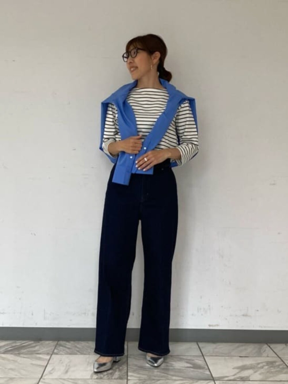 ブルー系のデニムパンツ、ブルー系のシャツ/ブラウス、ホワイト系のTシャツ/カットソーを着用したレディースの春コーディネートの3枚目の写真