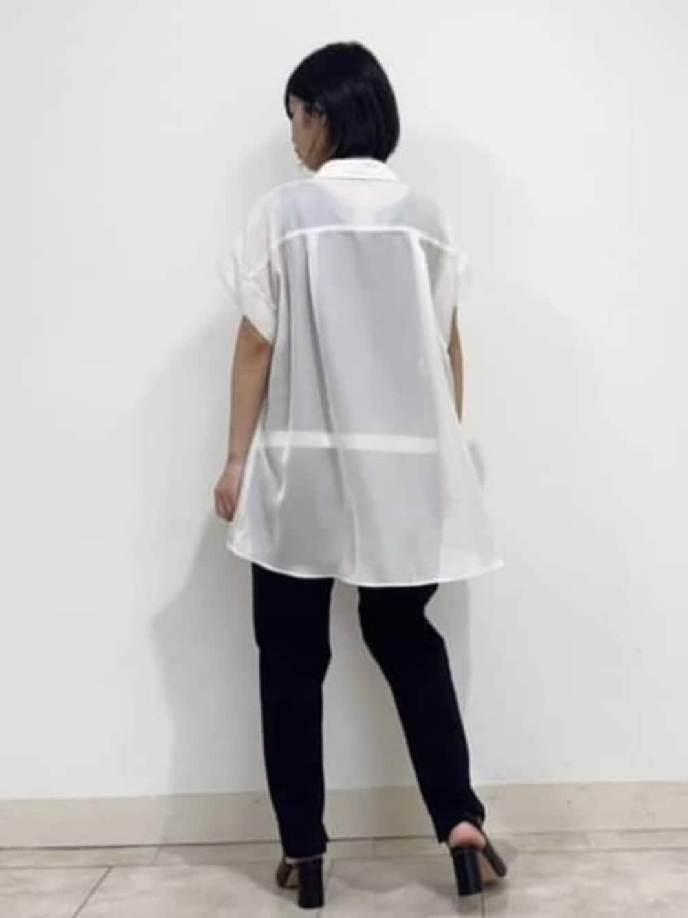 ブラック系のサンダル、ブラック系のその他パンツ、ホワイト系のシャツ/ブラウスを着用したレディースの夏コーディネートの4枚目の写真