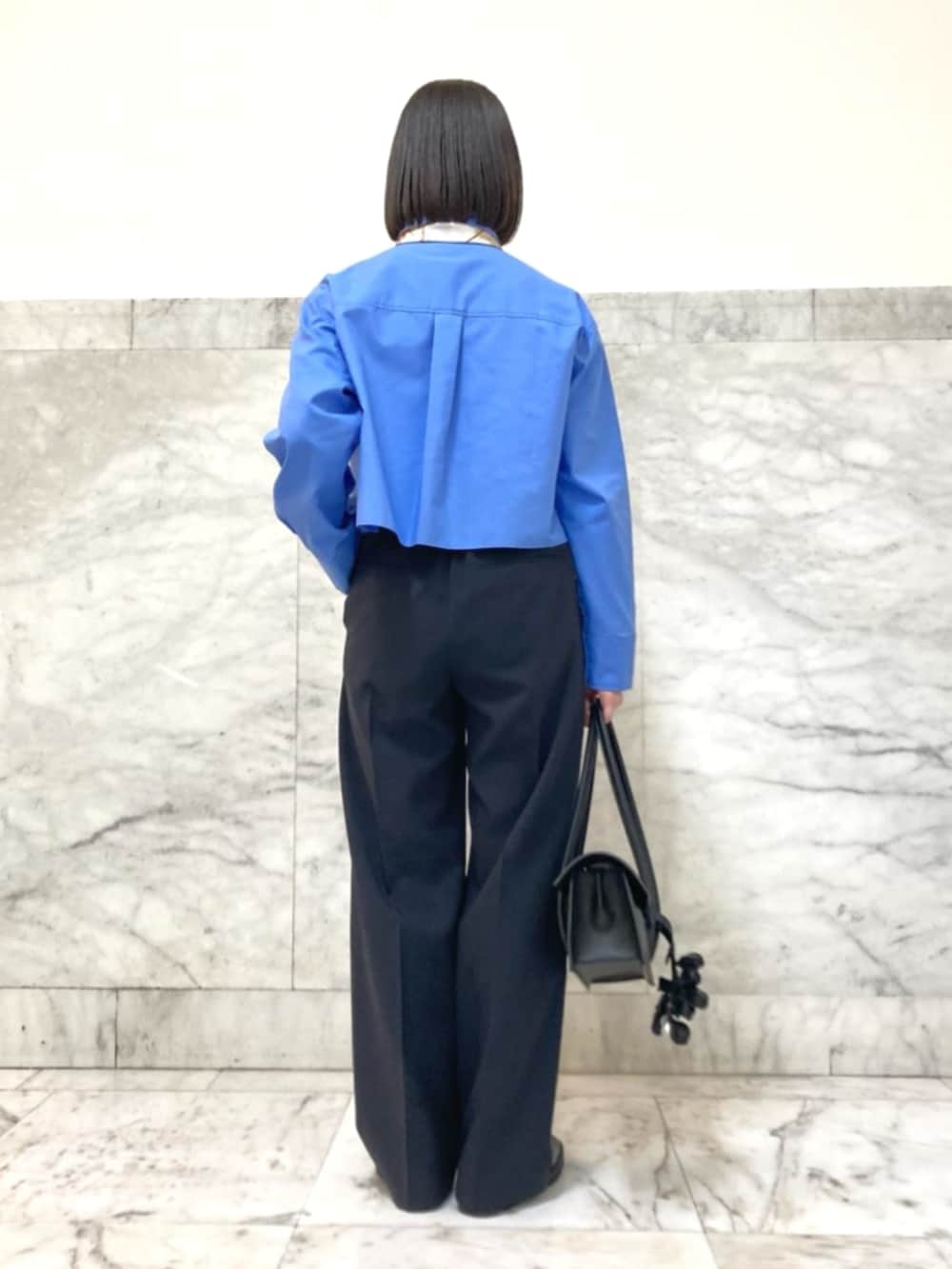 ブルー系のスーツパンツ、ブルー系のシャツ/ブラウス、ブルー系のスーツジャケットを着用したレディースの春コーディネートの6枚目の写真