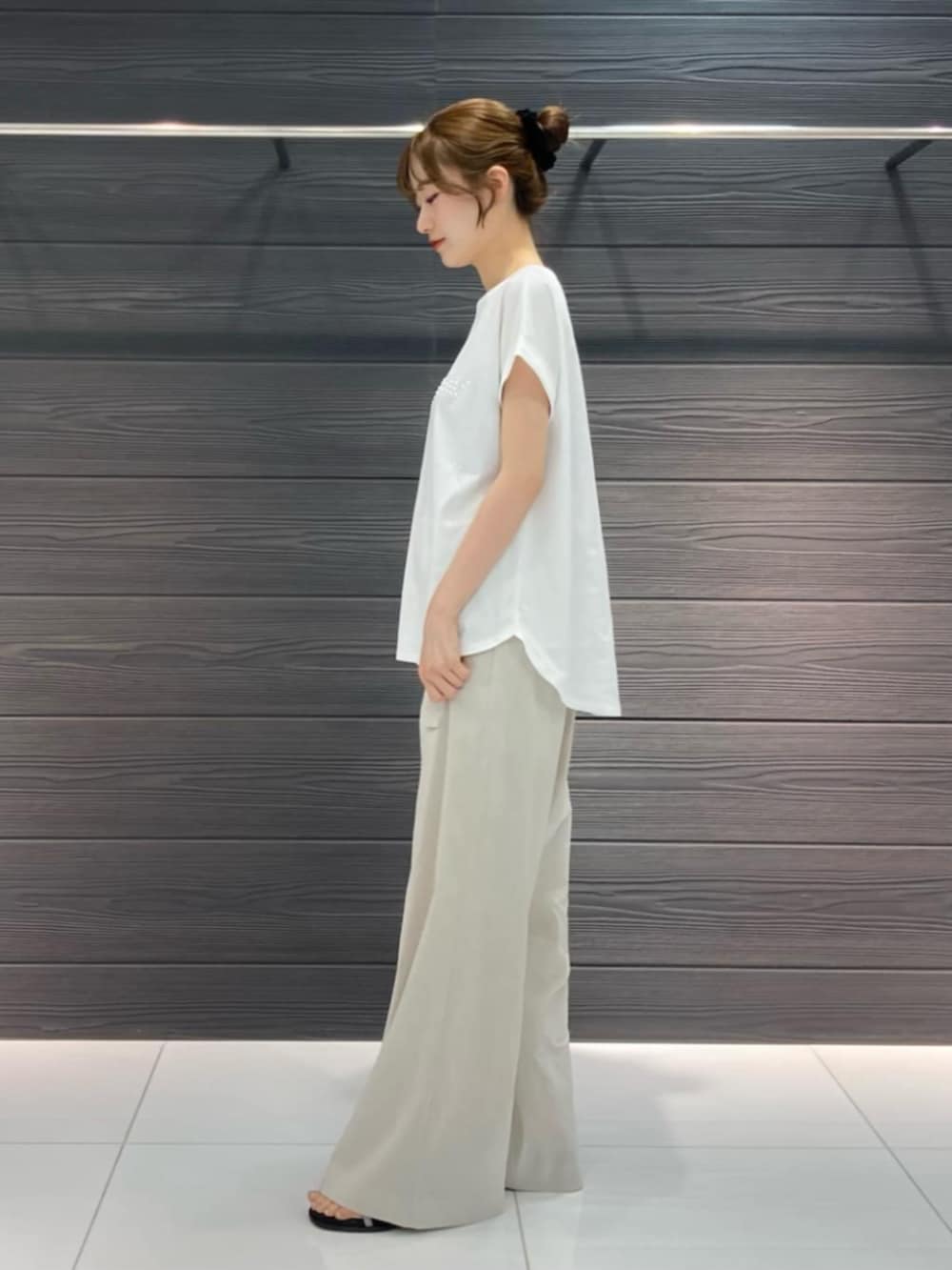 ホワイト系のその他パンツ、ホワイト系のTシャツ/カットソー、ホワイト系のテーラードジャケットを着用したレディースの春コーディネートの5枚目の写真