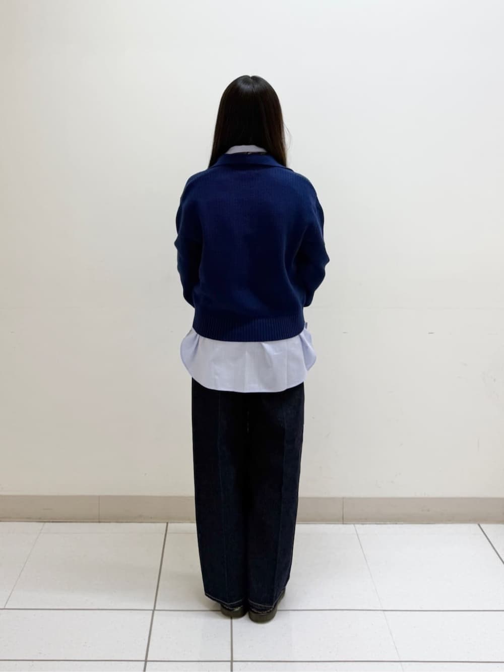 ブルー系のデニムパンツ、ブルー系のニット/セーター、ブルー系のシャツ/ブラウスを着用したレディースの冬コーディネートの5枚目の写真