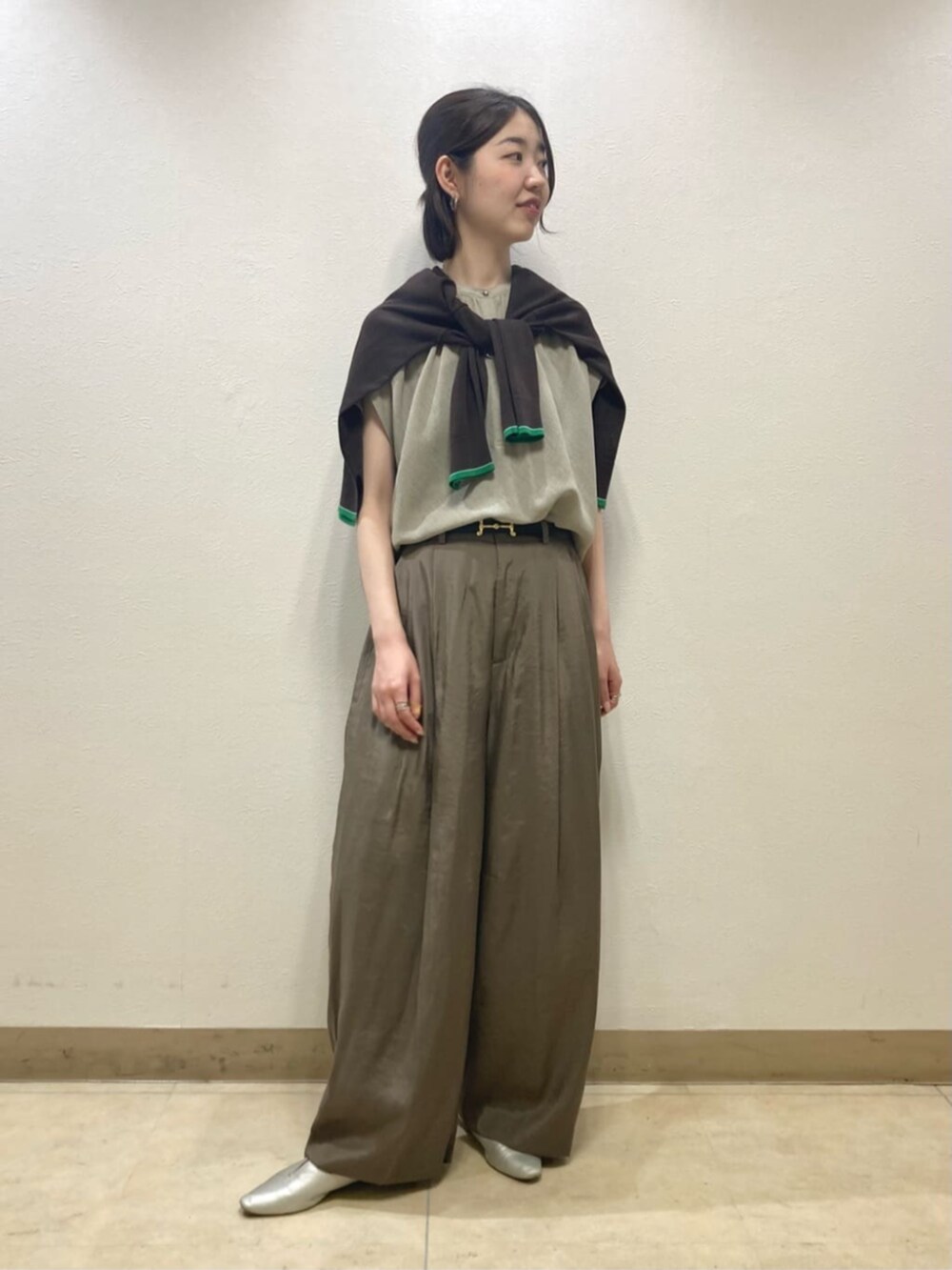ブラウン系のカーディガン/ボレロ、ホワイト系のシャツ/ブラウス、グリーン系のその他パンツを着用したレディースの夏コーディネートの3枚目の写真