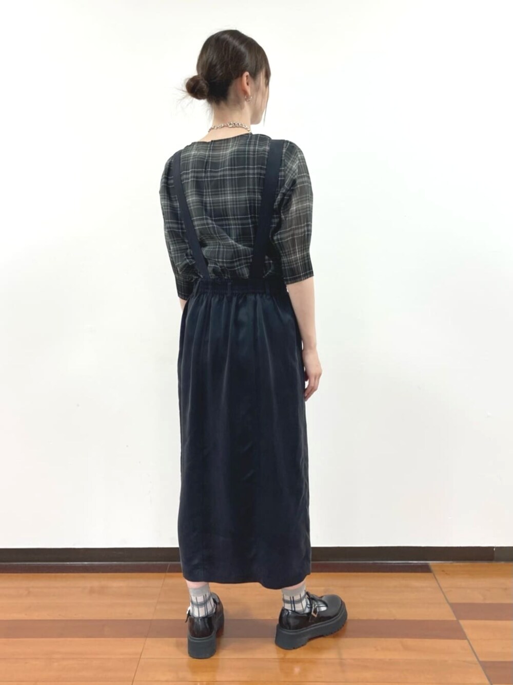 ブラック系のシャツ/ブラウス、ブラック系のワンピース/ドレス、シルバー系のアクセサリーを着用したレディースの春コーディネートの5枚目の写真