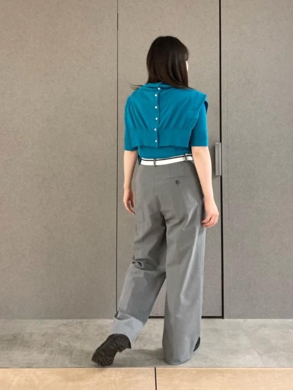 ブラック系のその他シューズ、グレー系のその他パンツ、グリーン系のカーディガン/ボレロを着用したレディースの春コーディネートの3枚目の写真