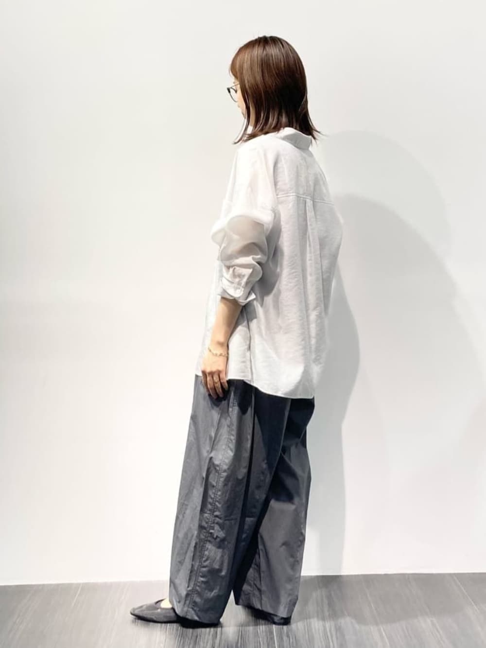 グレー系のその他パンツ、グレー系のシャツ/ブラウス、グレー系のタンクトップを着用したレディースの夏コーディネートの4枚目の写真