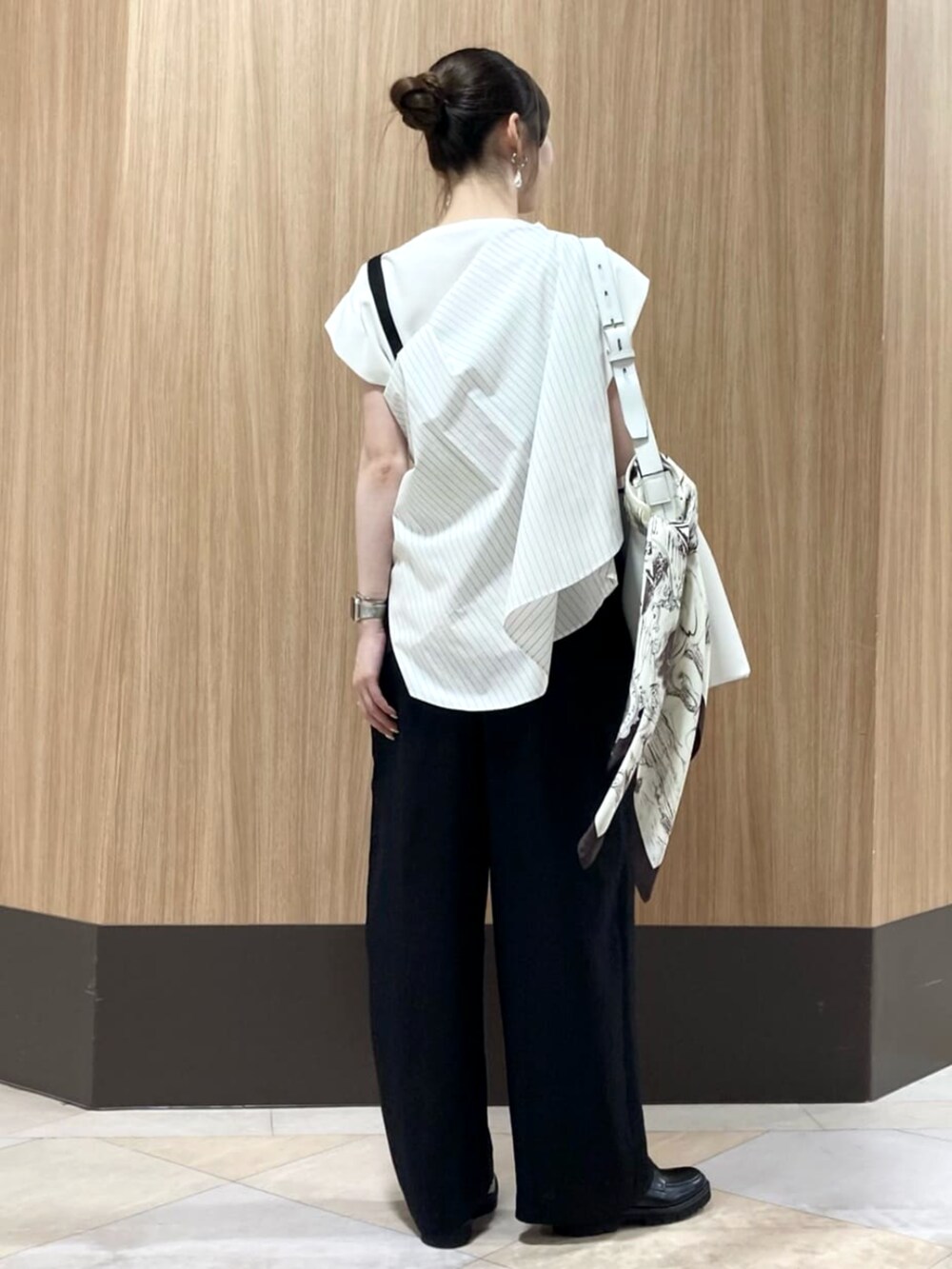 ブラック系のその他シューズ、ホワイト系のショルダーバッグ、ホワイト系のTシャツ/カットソーを着用したレディースの春コーディネートの5枚目の写真