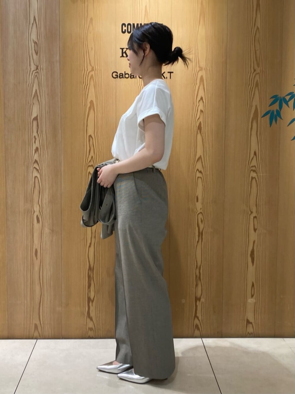 シルバー系のパンプス、ホワイト系のTシャツ/カットソー、ブラック系のベストを着用したレディースの夏コーディネートの4枚目の写真
