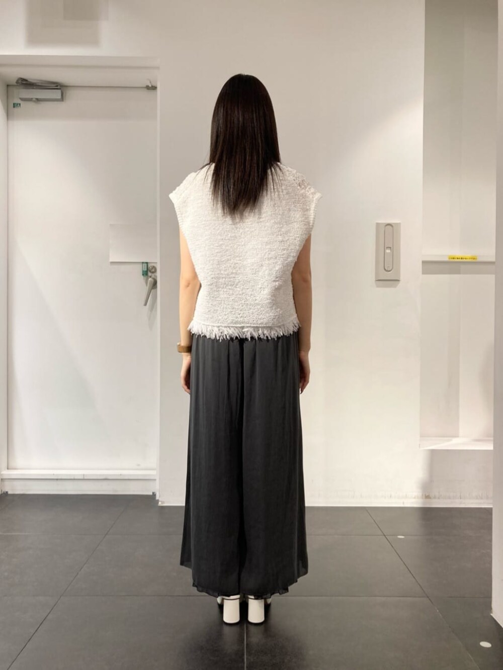 ホワイト系のサンダル、ブラック系のその他パンツ、ホワイト系のニット/セーターを着用したレディースの夏コーディネートの4枚目の写真