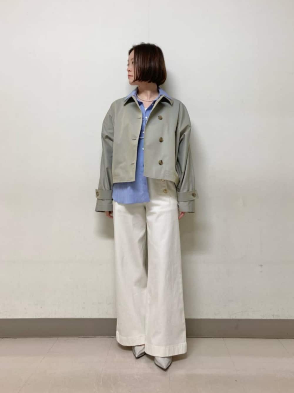 ブルー系のデニムパンツ、グリーン系のブルゾン、ブルー系のシャツ/ブラウスを着用したレディースの春コーディネートの4枚目の写真