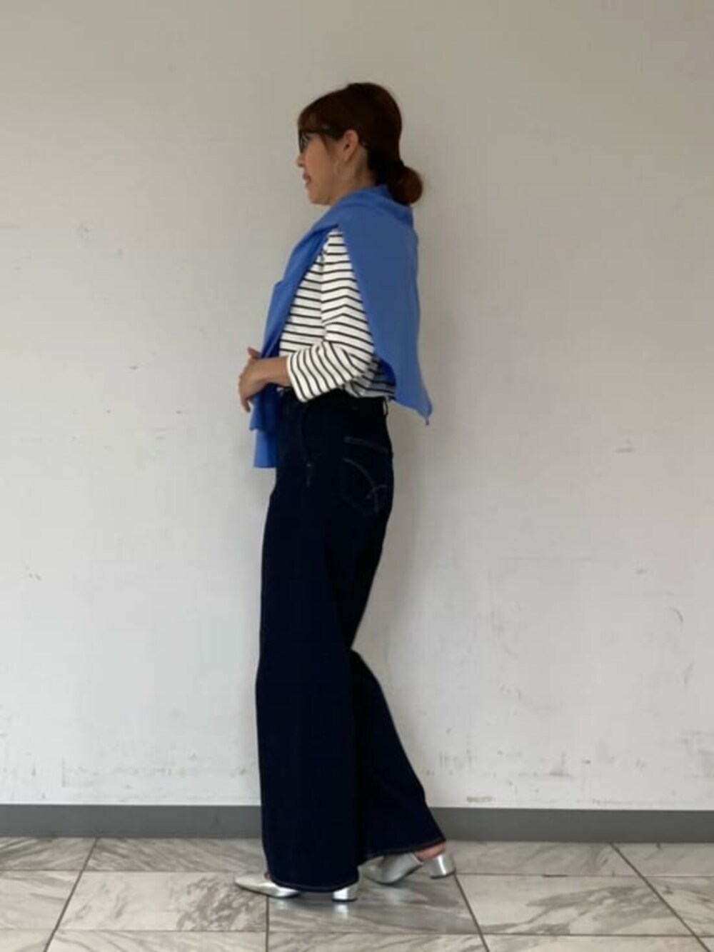 ブルー系のデニムパンツ、ブルー系のシャツ/ブラウス、ホワイト系のTシャツ/カットソーを着用したレディースの春コーディネートの4枚目の写真