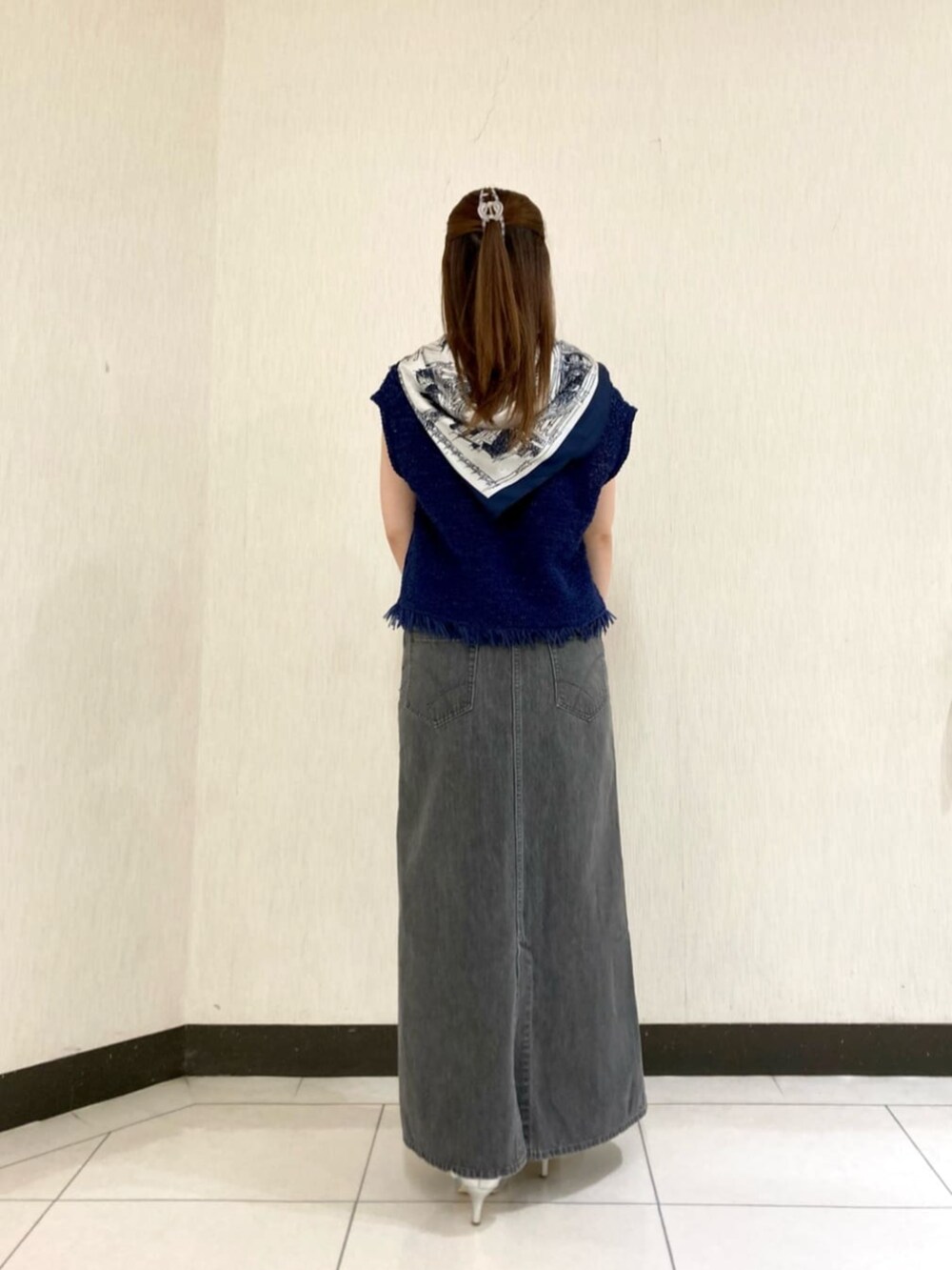 グレー系のスカート、ブルー系のニット/セーター、ブルー系のストール/ショールを着用したレディースの夏コーディネートの3枚目の写真