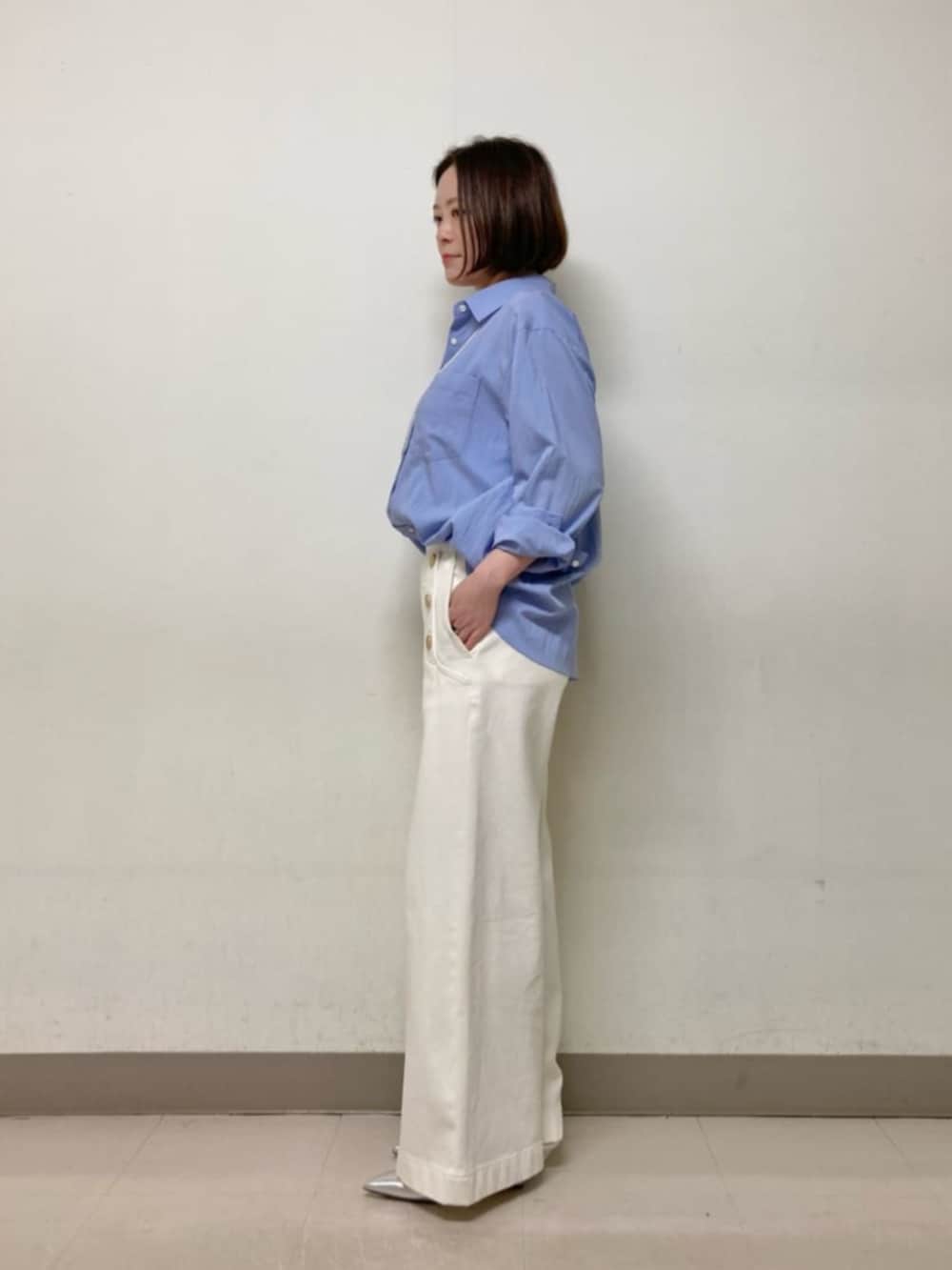 ブルー系のデニムパンツ、グリーン系のブルゾン、ブルー系のシャツ/ブラウスを着用したレディースの春コーディネートの8枚目の写真