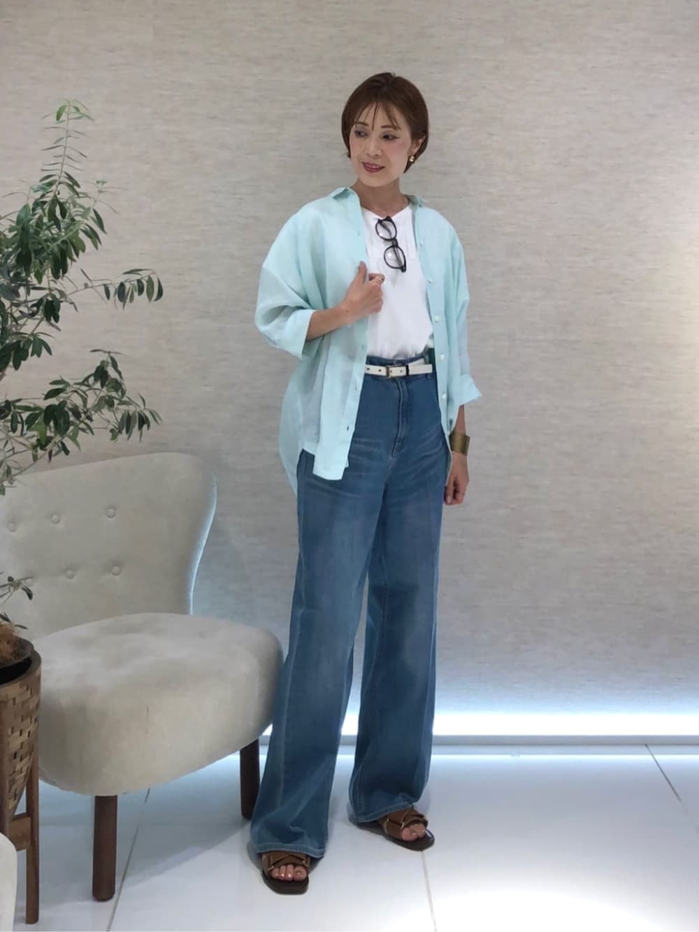 ブルー系のデニムパンツ、ホワイト系のTシャツ/カットソー、ホワイト系のシャツ/ブラウスを着用したレディースの夏コーディネートの2枚目の写真