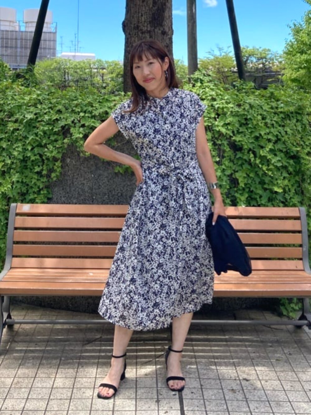 グレー系のワンピース、ブラック系のニット/セーターを着用したレディースの夏コーディネートの4枚目の写真