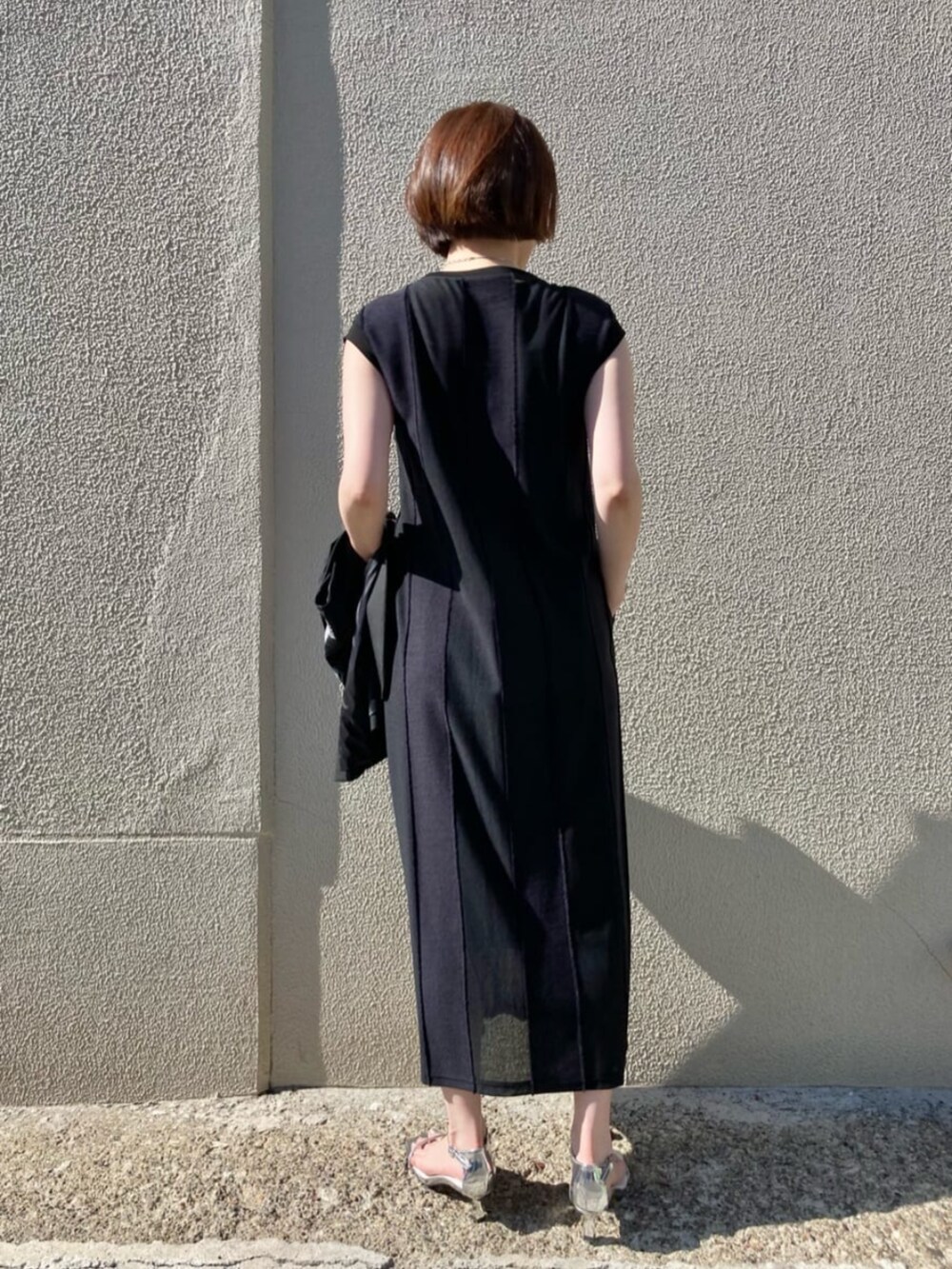 ブラック系のベストを着用したレディースの夏コーディネートの7枚目の写真