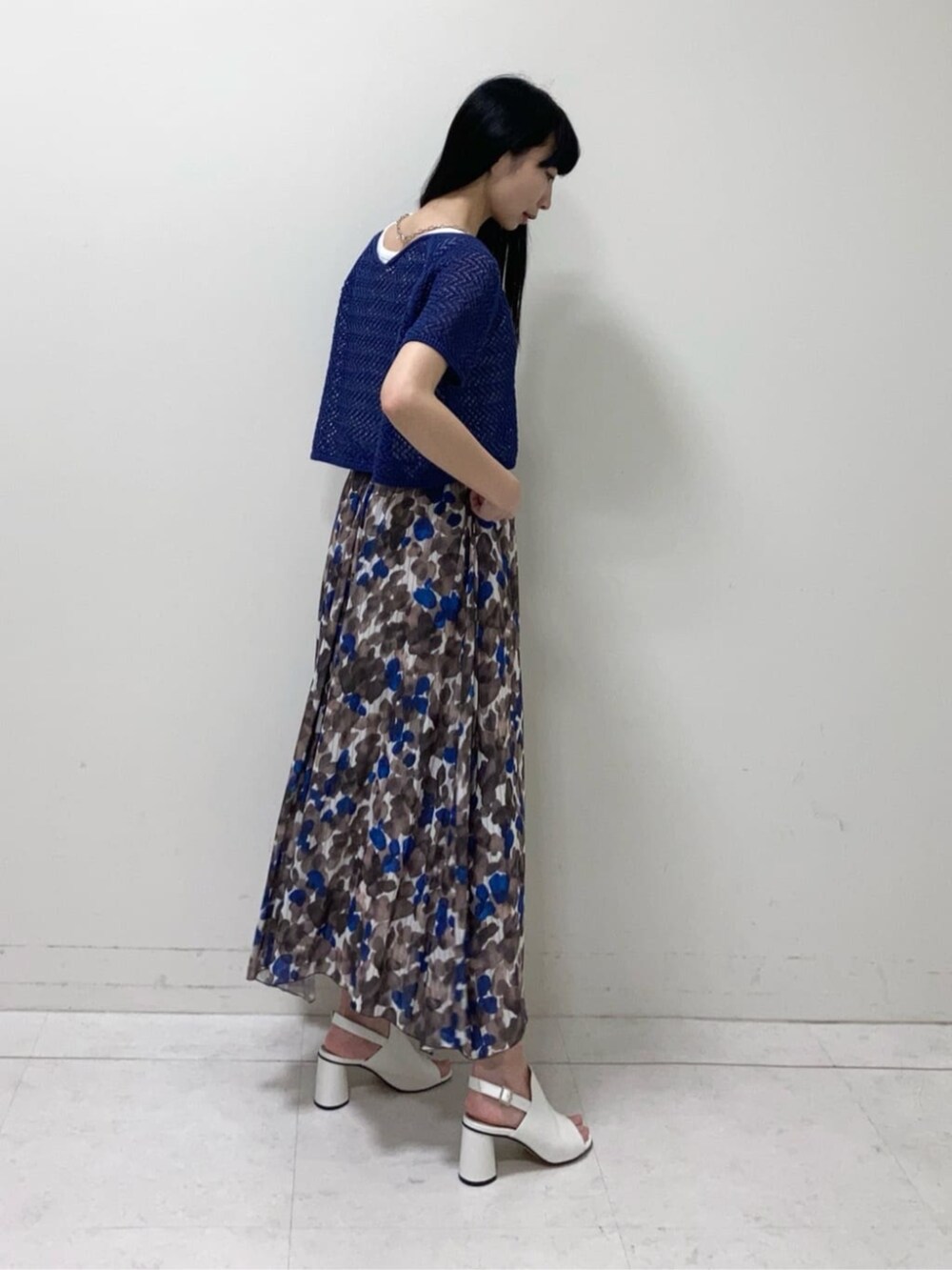 ホワイト系のサンダル、ブラウン系のスカート、ブルー系のアンサンブルを着用したレディースの夏コーディネートの3枚目の写真