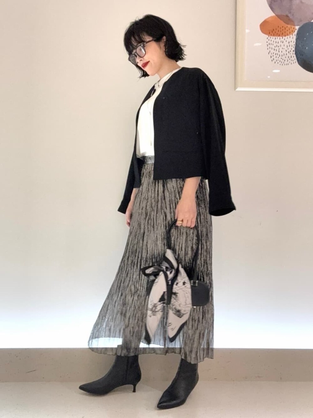 ホワイト系のTシャツ/カットソー、ブルー系のその他アウターを着用したレディースの秋コーディネートの2枚目の写真