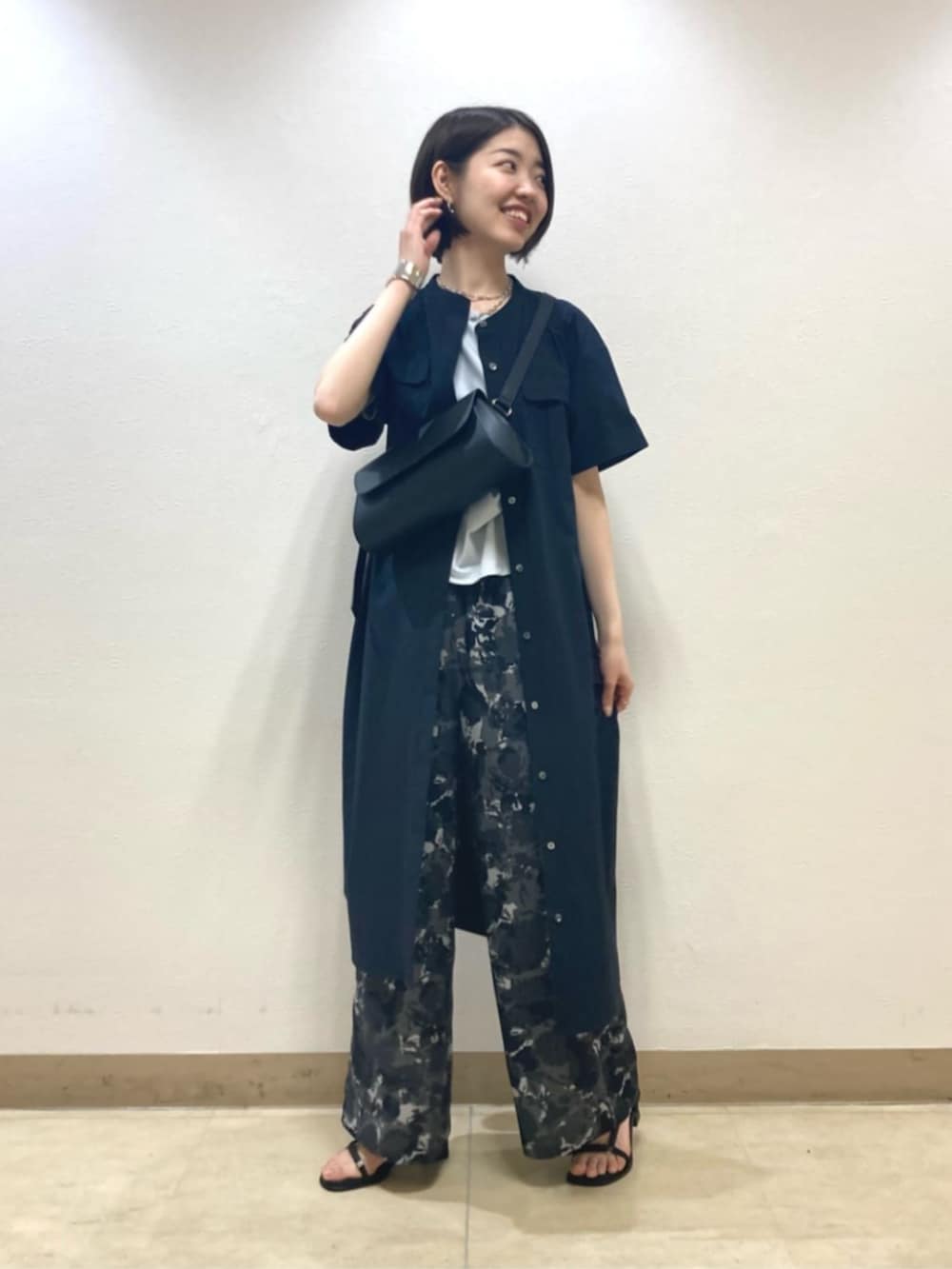 ブルー系のTシャツ/カットソー、ブルー系のその他パンツを着用したレディースの春コーディネートの2枚目の写真