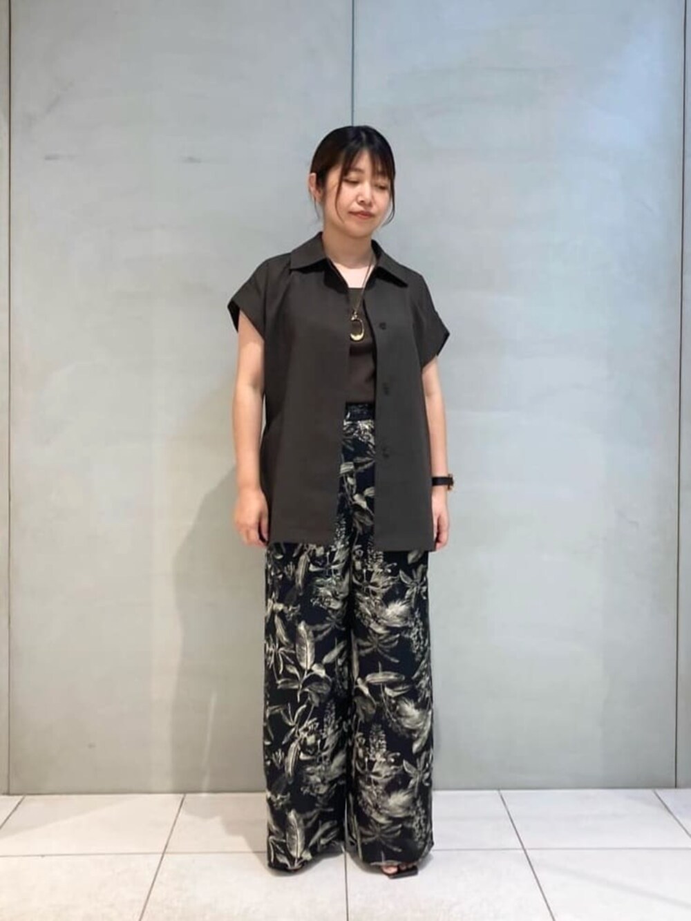 ブラウン系のベスト、ブラック系のその他パンツを着用したレディースの夏コーディネートの2枚目の写真