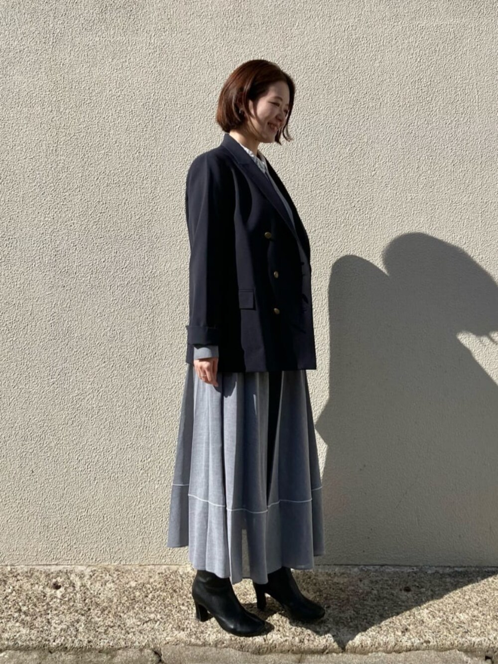 ブルー系のセットアップ、グレー系のシャツ/ブラウス、グレー系のスカートを着用したレディースの秋コーディネートの3枚目の写真