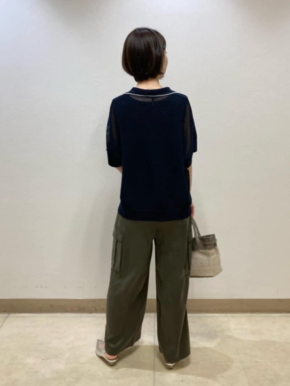 グリーン系のその他パンツ、シルバー系のパンプス、ブルー系のニット/セーターを着用したレディースの春コーディネートの4枚目の写真