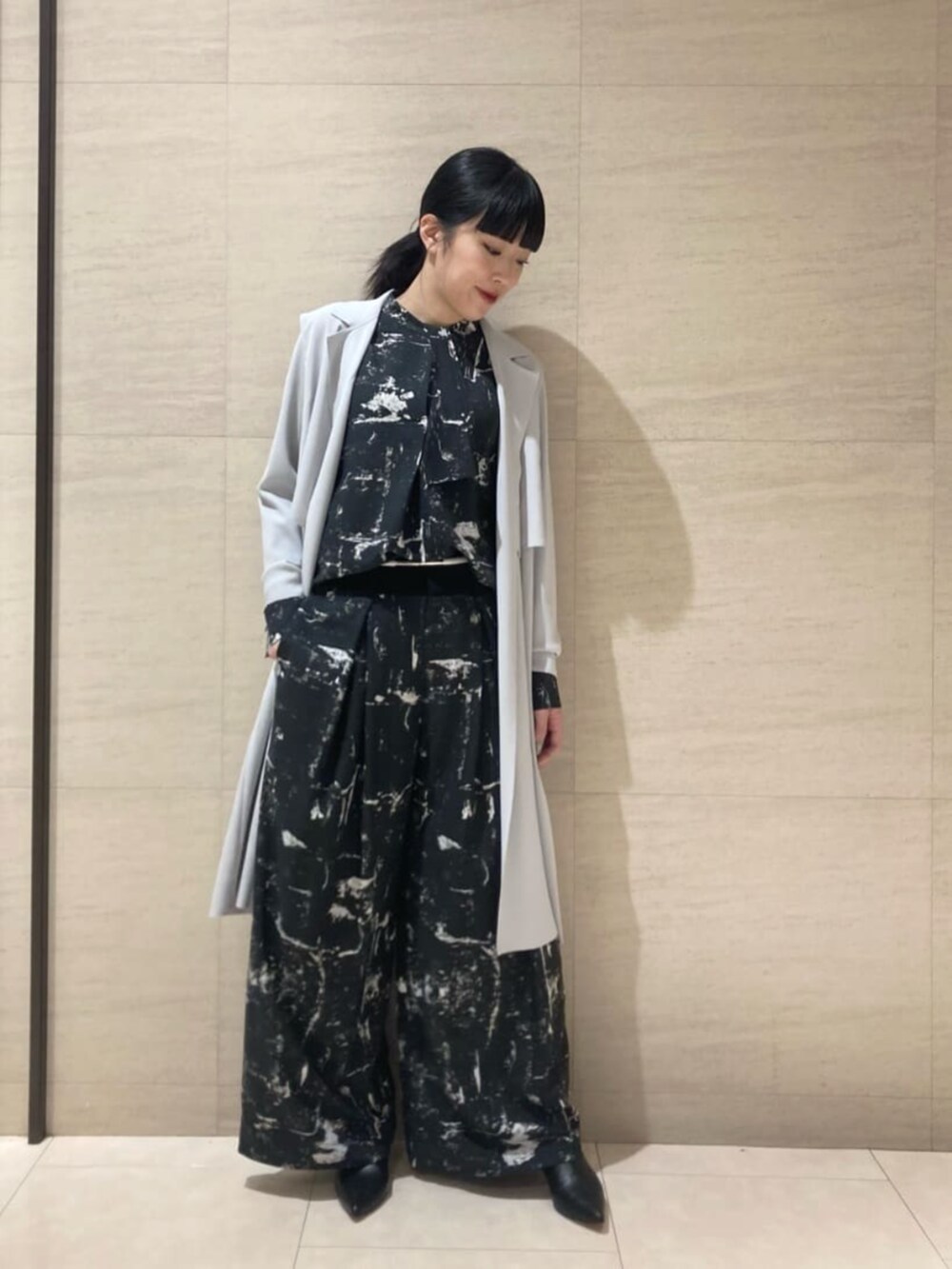 ブラック系のシャツ/ブラウス、ブラック系のその他パンツ、シルバー系のベルトを着用したレディースの夏コーディネートの2枚目の写真